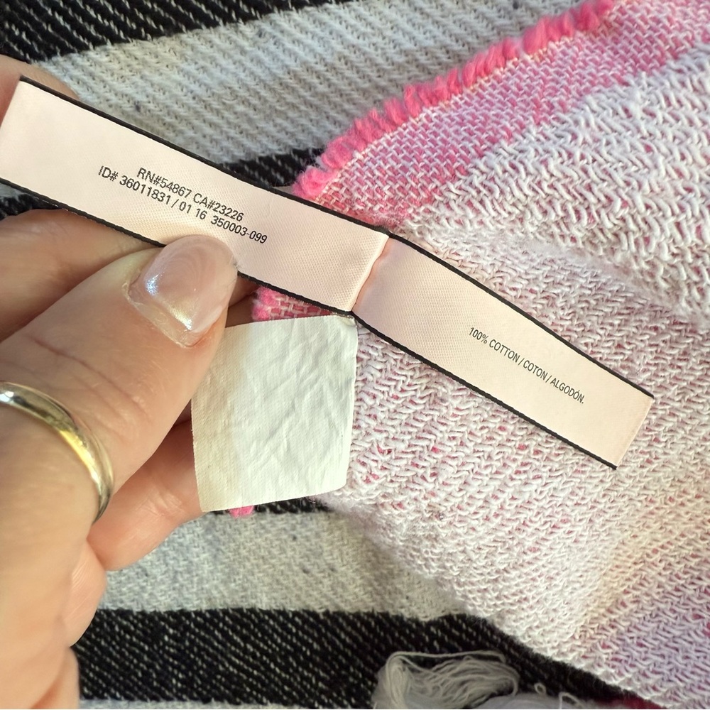 Victoria’s Secret woven logo beach blanket throw - Picture 7 of 7